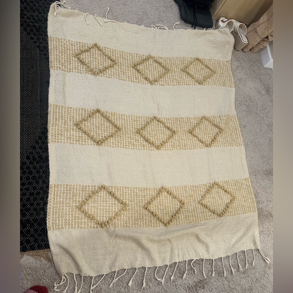 URBAN OUTFITTERS Boho Throw Blanket with Tassels